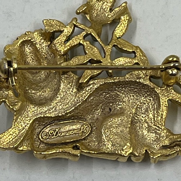 Danecraft Signed Vintage Gold Plated and Enamel Lion and Friends Brooch - Picture 7 of 7